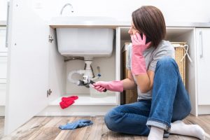 woman calling about a plumbing emergency